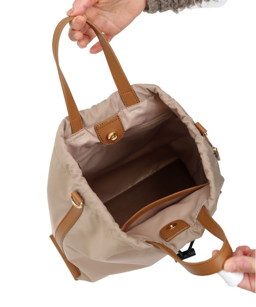 MIAN （ミアン）の「CLEMATIS / A4 2wayトートバッグ（トートバッグ・レディース・グレイッシュベージュ/ブラック/ホワイト・FREE）」の6枚目の写真