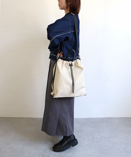 MIAN （ミアン）の「CLEMATIS / A4 2wayトートバッグ（トートバッグ・レディース・グレイッシュベージュ/ブラック/ホワイト・FREE）」の17枚目の写真