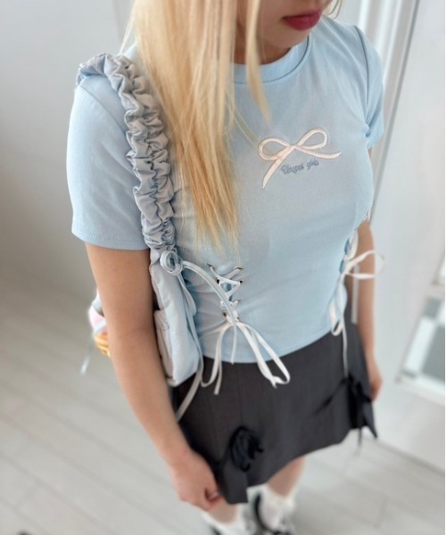 ipugo(イプゴ)の「ipugo/イプゴ リボン刺繍 クロップドTシャツ 夏物 夏服(Tシャツ/カットソー・レディース・ブラック/イエロー/ブルー・FREE)」の3枚目の写真