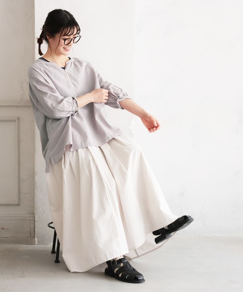 soulberry(ソウルベリー)の「クールな甘さのボタンブラウス(シャツ/ブラウス・レディース・ライトグレー・M/L/LL/3L/4L)」の2枚目の写真