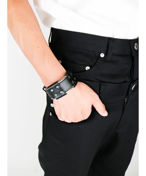 JOHN LAWRENCE SULLIVAN（ジョンローレンスサリバン）の「FRAME LEATHER BANGLE（バングル/リストバンド・メンズ・ブラック・ONE SIZE）」の3枚目の写真