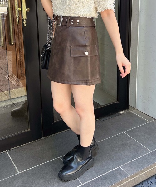 INGNI（イング）の「共ベルト付フェイクレザーカーゴミニスカート（スカート・レディース・ブラウン/ブラック・FREE）」の3枚目の写真