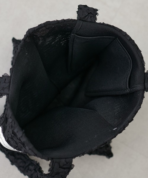 natural couture（ナチュラルクチュール）の「フラワーチュールＡ４トート（ショルダーバッグ・レディース・ホワイト/ブラック/グレイッシュベージュ・FREE）」の6枚目の写真