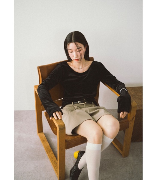 DRWCYS(ドロシーズ)の「カップインサイドギャザーベロアトップス(Tシャツ/カットソー・レディース・ブラック/オフホワイト・FREE)」の3枚目の写真