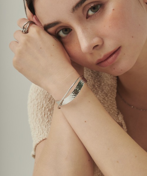 ciite'（シーテ）の「カーブ バングル（バングル/リストバンド・レディース・ゴールド/シルバー・FREE）」の2枚目の写真