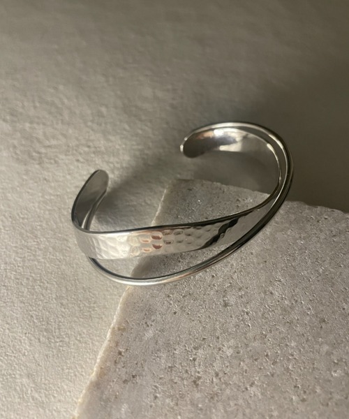 ciite'（シーテ）の「カーブ バングル（バングル/リストバンド・レディース・ゴールド/シルバー・FREE）」の6枚目の写真