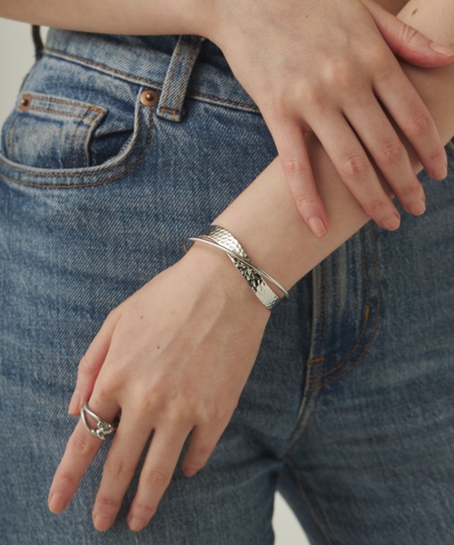 ciite'（シーテ）の「カーブ バングル（バングル/リストバンド・レディース・ゴールド/シルバー・FREE）」の8枚目の写真