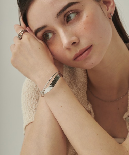 ciite'（シーテ）の「カーブ バングル（バングル/リストバンド・レディース・ゴールド/シルバー・FREE）」の9枚目の写真