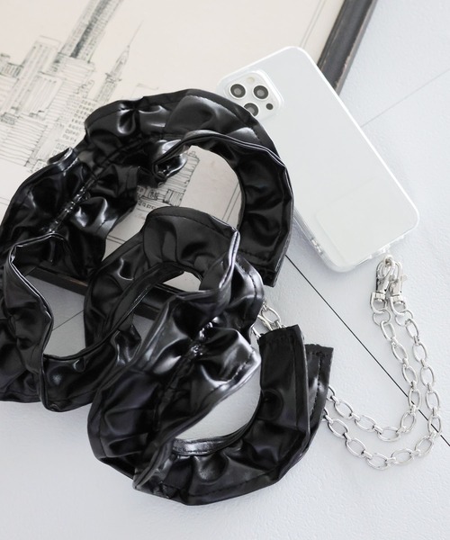 LEPSIM（レプシィム）の「フェイクレザーフリルコンビスマホストラップ　240610（スマホグッズ・レディース・ブラック/シルバー・ONE SIZE）」の2枚目の写真