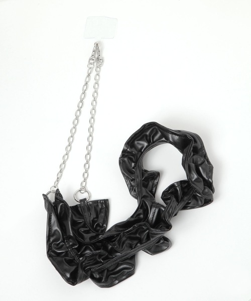 LEPSIM（レプシィム）の「フェイクレザーフリルコンビスマホストラップ　240610（スマホグッズ・レディース・ブラック/シルバー・ONE SIZE）」の3枚目の写真