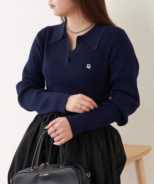 RAY CASSIN（レイカズン）の「胸刺繍スキッパーポロコンパクトニット（ニット/セーター・レディース・ブラック系その他2/ホワイト系その他2/ネイビー/レッド・FREE）」の4枚目の写真