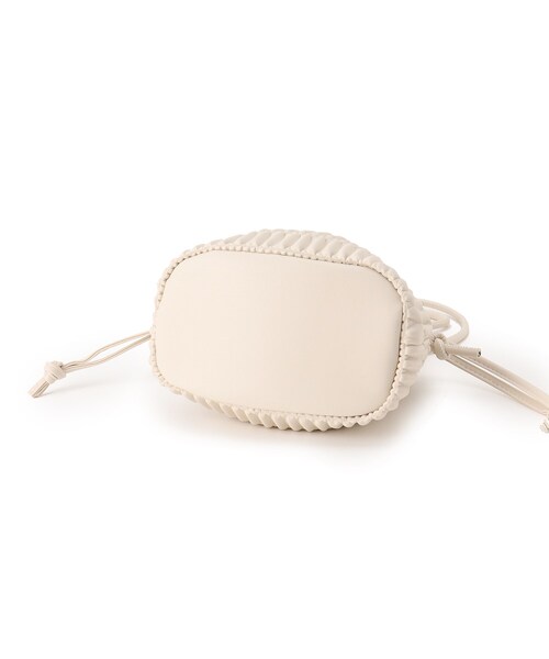 SHOO・LA・RUE(シューラルー)の「プリーツ巾着ショルダーバッグ(ショルダーバッグ・レディース・アイボリー/ブラック/シルバー・00)」の8枚目の写真