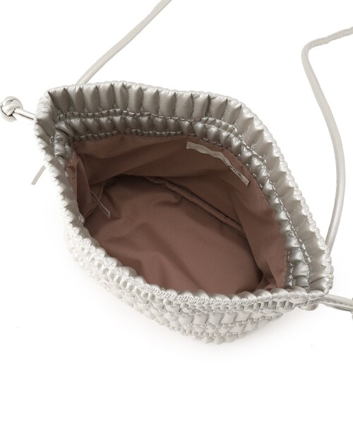 SHOO・LA・RUE(シューラルー)の「プリーツ巾着ショルダーバッグ(ショルダーバッグ・レディース・アイボリー/ブラック/シルバー・00)」の9枚目の写真