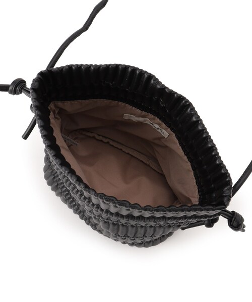 SHOO・LA・RUE(シューラルー)の「プリーツ巾着ショルダーバッグ(ショルダーバッグ・レディース・アイボリー/ブラック/シルバー・00)」の10枚目の写真