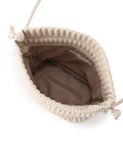 SHOO・LA・RUE(シューラルー)の「プリーツ巾着ショルダーバッグ(ショルダーバッグ・レディース・アイボリー/ブラック/シルバー・00)」の11枚目の写真