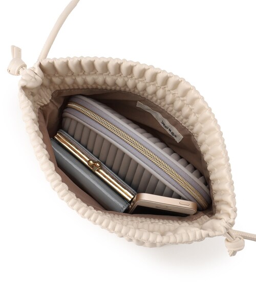 SHOO・LA・RUE(シューラルー)の「プリーツ巾着ショルダーバッグ(ショルダーバッグ・レディース・アイボリー/ブラック/シルバー・00)」の12枚目の写真