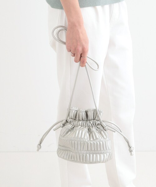 SHOO・LA・RUE(シューラルー)の「プリーツ巾着ショルダーバッグ(ショルダーバッグ・レディース・アイボリー/ブラック/シルバー・00)」の13枚目の写真