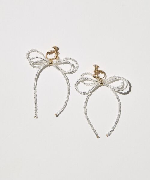 AMERICAN HOLIC(アメリカンホリック)の「ビーズレイーヤードリボンイヤリング(イヤリング・レディース・ゴールド/オフホワイト/チャコールグレー・FREE)」の2枚目の写真