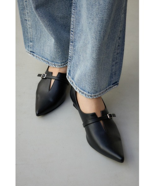 AZUL by moussy(アズールバイマウジー)の「スリットベルトパンプス(パンプス・レディース・ブラック/グレイッシュベージュ・LARGE/MEDIUM/SMALL)」の3枚目の写真