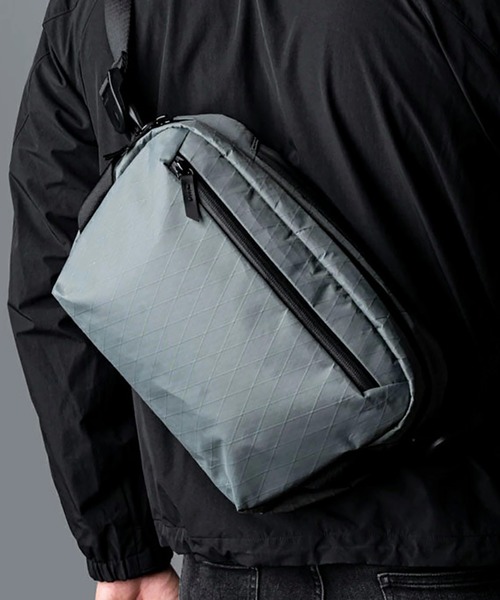 ALPAKA(アルパカ)の「GO SLING X-pac スリングバッグ ショルダーバッグ 5.5L(ショルダーバッグ・メンズ・グレー系その他/ダークグリーン/ブラック・ONE SIZE)」の3枚目の写真