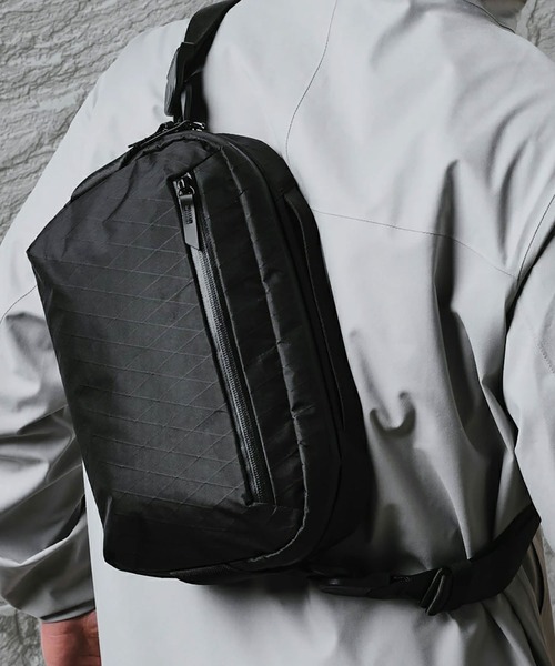 ALPAKA(アルパカ)の「GO SLING X-pac スリングバッグ ショルダーバッグ 5.5L(ショルダーバッグ・メンズ・グレー系その他/ダークグリーン/ブラック・ONE SIZE)」の2枚目の写真