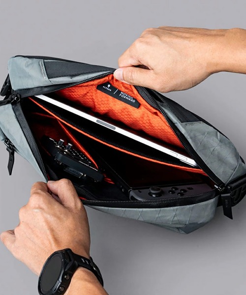 ALPAKA(アルパカ)の「GO SLING X-pac スリングバッグ ショルダーバッグ 5.5L(ショルダーバッグ・メンズ・グレー系その他/ダークグリーン/ブラック・ONE SIZE)」の4枚目の写真