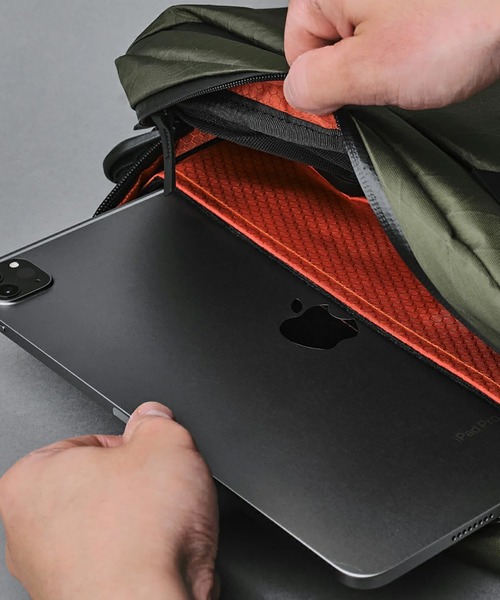 ALPAKA(アルパカ)の「GO SLING X-pac スリングバッグ ショルダーバッグ 5.5L(ショルダーバッグ・メンズ・グレー系その他/ダークグリーン/ブラック・ONE SIZE)」の7枚目の写真