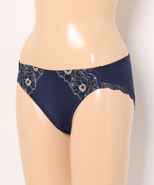 Triumph（トリンプ）の「美胸フィットブラ アザレア レギュラーショーツ TRAC001 Hikini（ショーツ・レディース・ネイビー/ライトブルー/ホワイト/ワインレッド・LL/M/L）」の6枚目の写真