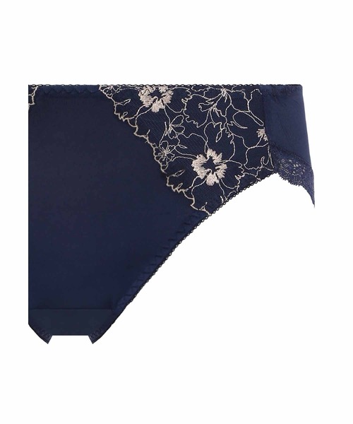 Triumph（トリンプ）の「美胸フィットブラ アザレア レギュラーショーツ TRAC001 Hikini（ショーツ・レディース・ネイビー/ライトブルー/ホワイト/ワインレッド・LL/M/L）」の10枚目の写真