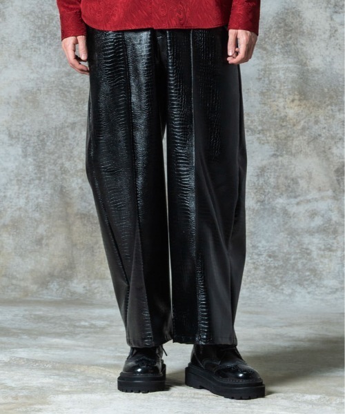 glamb（グラム）の「Synth Leather Baggy Slacks / シンセレザーバギースラックス（スラックス・メンズ・ブラック/ブラック系その他・S/M/L）」の2枚目の写真
