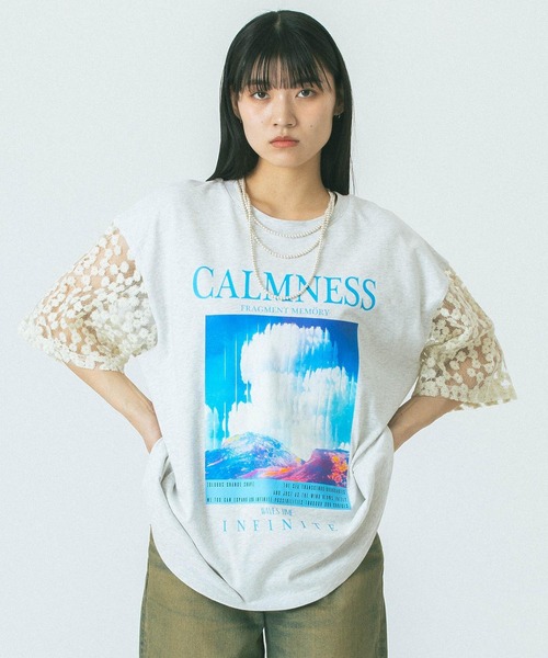 OKIRAKU(オキラク)の「(OKIRAKU×ROSEBUD)DAISY SLEEVE GRAPHIC TEE(Tシャツ/カットソー・レディース・ブラック/ホワイト・ONE SIZE)」の3枚目の写真