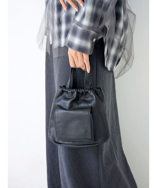 Ungrid（アングリッド）の「ポケットデザイン巾着レザーバッグ（ショルダーバッグ・レディース・ブラック・FREE）」の14枚目の写真