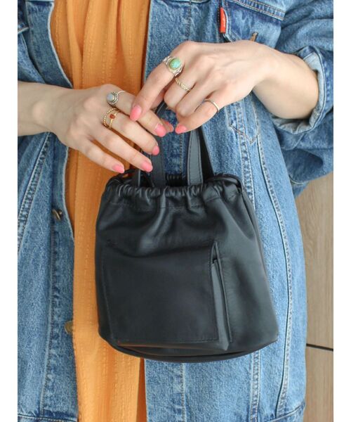 Ungrid（アングリッド）の「ポケットデザイン巾着レザーバッグ（ショルダーバッグ・レディース・ブラック・FREE）」の12枚目の写真