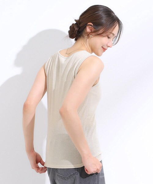 DRESKIP(ドレスキップ)の「【S-LL】デコルテラインをきれいに魅せる ラメテレコタンクトップ(タンクトップ・レディース・ゴールド/ライトオレンジ系/ブラック/シルバー・02/01/04/03)」の7枚目の写真