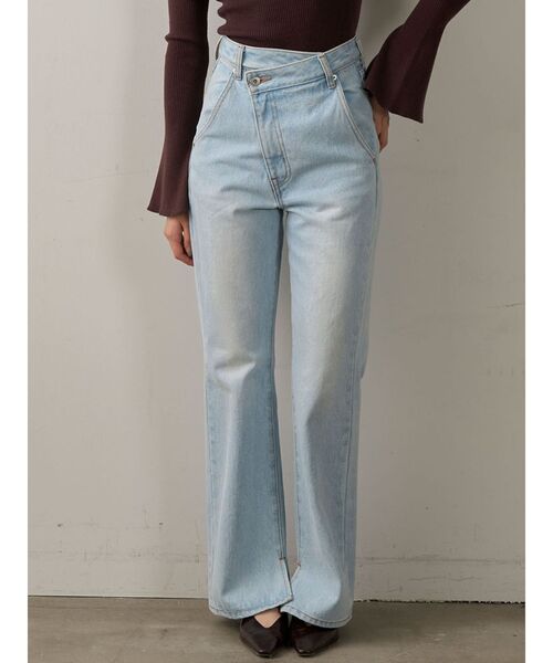 LAGUNAMOON(ラグナムーン)の「スリムフレアデニムパンツ(デニムパンツ・レディース・ライトブルー/モカ・SMALL/MEDIUM)」の1枚目の写真