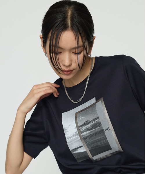 COMME CA（コムサ）の「スーピマコットンポンチ フォトTシャツ（Tシャツ/カットソー・レディース・ネイビー/ホワイト/グレイッシュベージュ/ブラウン・9号/11号）」の4枚目の写真