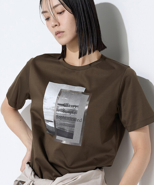 COMME CA（コムサ）の「スーピマコットンポンチ フォトTシャツ（Tシャツ/カットソー・レディース・ネイビー/ホワイト/グレイッシュベージュ/ブラウン・9号/11号）」の2枚目の写真