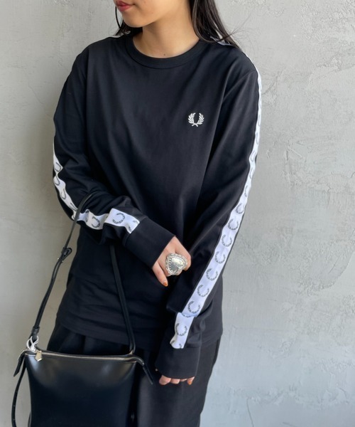 FRED PERRY（フレッドペリー）の「【WEB限定】[FRED PERRY/フレッドペリー] トラックテープデザイン ワンポイントロゴ刺繍ロンT（Tシャツ/カットソー・レディース・ブラック・S/M/L）」の3枚目の写真