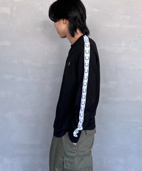 FRED PERRY（フレッドペリー）の「【WEB限定】[FRED PERRY/フレッドペリー] トラックテープデザイン ワンポイントロゴ刺繍ロンT（Tシャツ/カットソー・レディース・ブラック・S/M/L）」の2枚目の写真