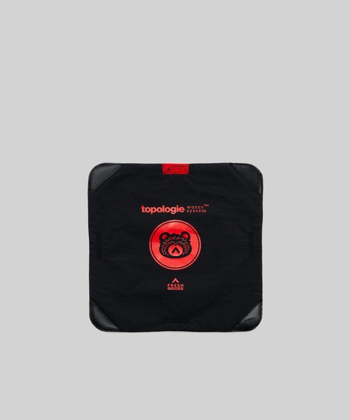 Topologie(トポロジー)の「Tech Wrap Medium(ハンドバッグ・レディース・ブラック/レッド・ONE SIZE)」の1枚目の写真