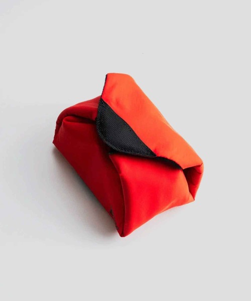 Topologie(トポロジー)の「Tech Wrap Medium(ハンドバッグ・レディース・ブラック/レッド・ONE SIZE)」の6枚目の写真