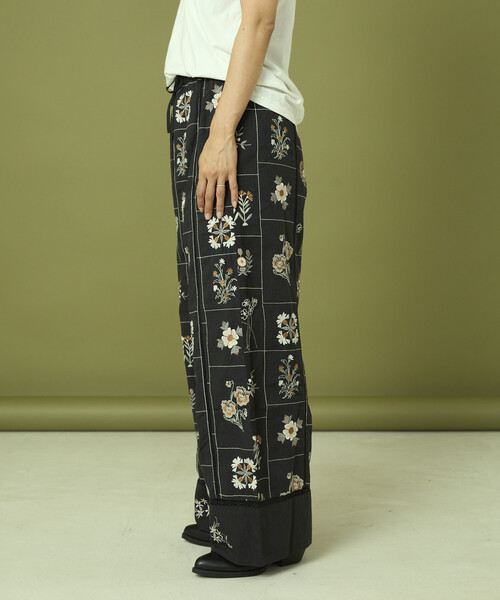 値下げ！Freadaフリーダ刺繍パッチワークワイドパンツ黒・白2着セットで 値下げ！Freadaフリーダ刺繍パッチワークワイドパンツ黒・白2着セットで
