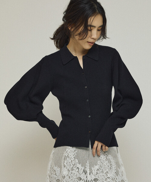 Firsthand（ファーストハンド）の「Firsthand/ファーストハンド 機能性素材 シルク入り ニットポロ ボリュームスリーブ ニット カーディガン / 抗ピル / マシンウォッシャブル（カーディガン/ボレロ・レディース・ブラック/グレー/レッド・ﾌﾘ-）」の2枚目の写真