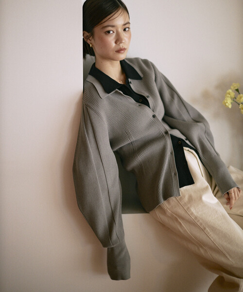 Firsthand（ファーストハンド）の「Firsthand/ファーストハンド 機能性素材 シルク入り ニットポロ ボリュームスリーブ ニット カーディガン / 抗ピル / マシンウォッシャブル（カーディガン/ボレロ・レディース・ブラック/グレー/レッド・ﾌﾘ-）」の5枚目の写真