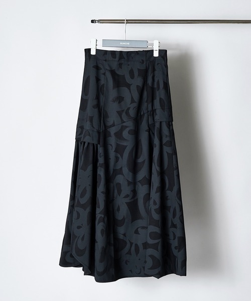 RUMCHE(ラムシェ)の「"Chain Flower" Print Skirt / チェーンフラワープリントスカート(スカート・レディース・ホワイト/ブラック・SMALL/MEDIUM)」の2枚目の写真