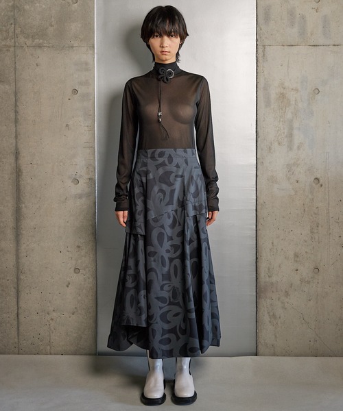 RUMCHE(ラムシェ)の「"Chain Flower" Print Skirt / チェーンフラワープリントスカート(スカート・レディース・ホワイト/ブラック・SMALL/MEDIUM)」の3枚目の写真