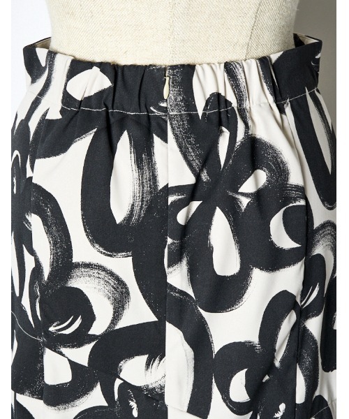 RUMCHE(ラムシェ)の「"Chain Flower" Print Skirt / チェーンフラワープリントスカート(スカート・レディース・ホワイト/ブラック・SMALL/MEDIUM)」の4枚目の写真