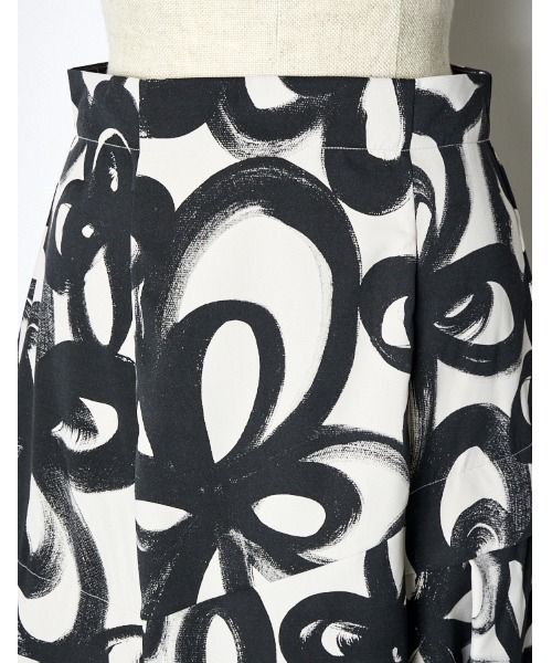 RUMCHE(ラムシェ)の「"Chain Flower" Print Skirt / チェーンフラワープリントスカート(スカート・レディース・ホワイト/ブラック・SMALL/MEDIUM)」の18枚目の写真