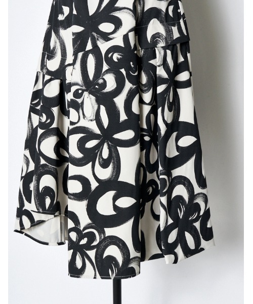 RUMCHE(ラムシェ)の「"Chain Flower" Print Skirt / チェーンフラワープリントスカート(スカート・レディース・ホワイト/ブラック・SMALL/MEDIUM)」の13枚目の写真