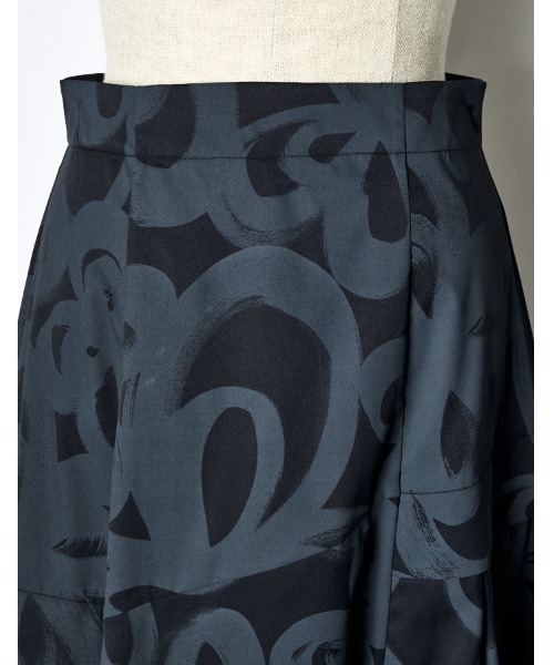 RUMCHE(ラムシェ)の「"Chain Flower" Print Skirt / チェーンフラワープリントスカート(スカート・レディース・ホワイト/ブラック・SMALL/MEDIUM)」の22枚目の写真